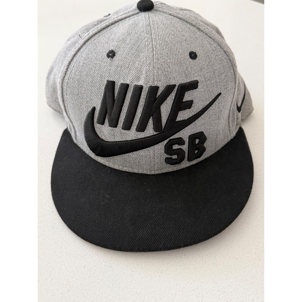 Nike SB Snapback Hat Grey Black Flat Brim Embroidered Logo Adjustable Cap